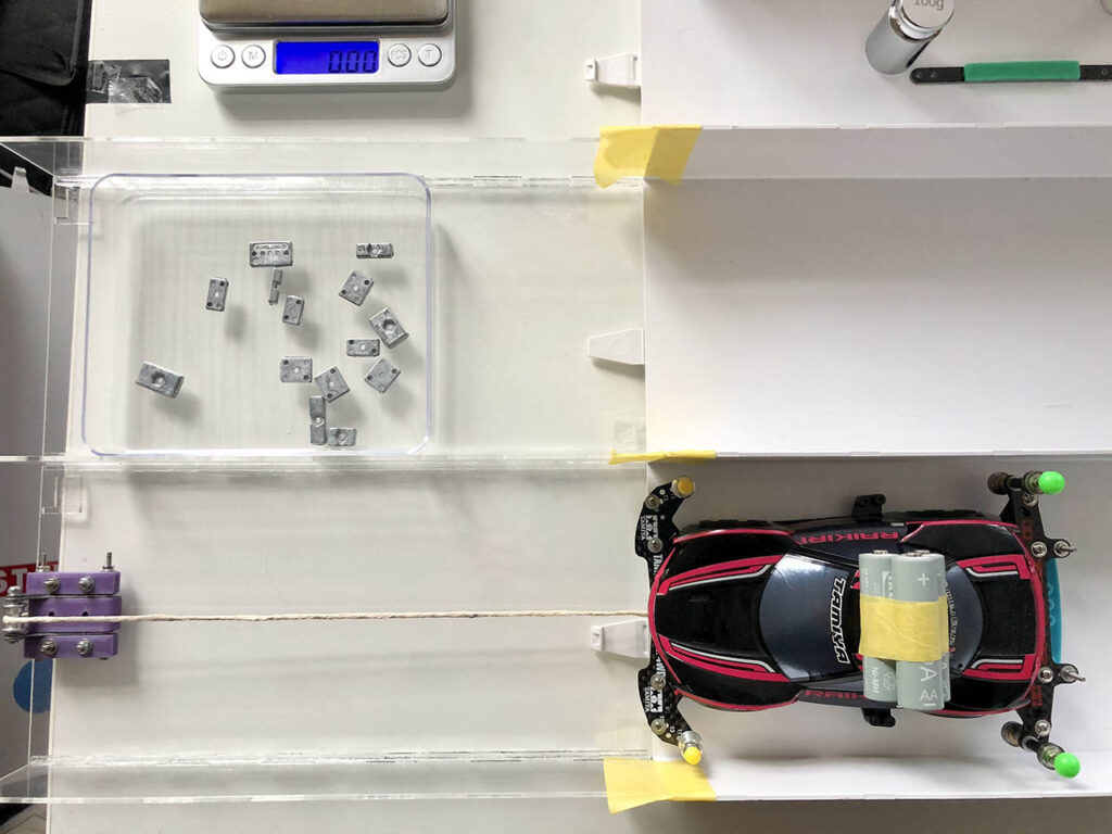 Putting on extra weight on the Mini 4WD for the brake pad test experiment (above view)